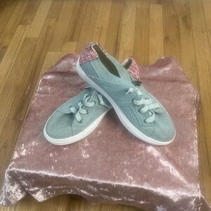 Women’s Cute Slip On Sneakers size 8! New! Gray with pink tweed print on heel!